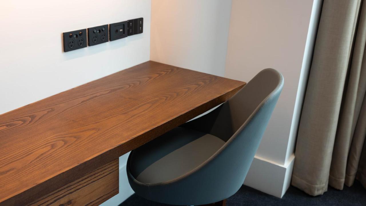 Horizon By Skycity Auckland Exterior photo A desk in a hotel room