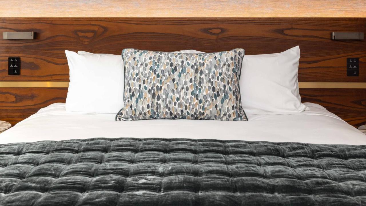 Horizon By Skycity Auckland Exterior photo A decorative pillow on a bed