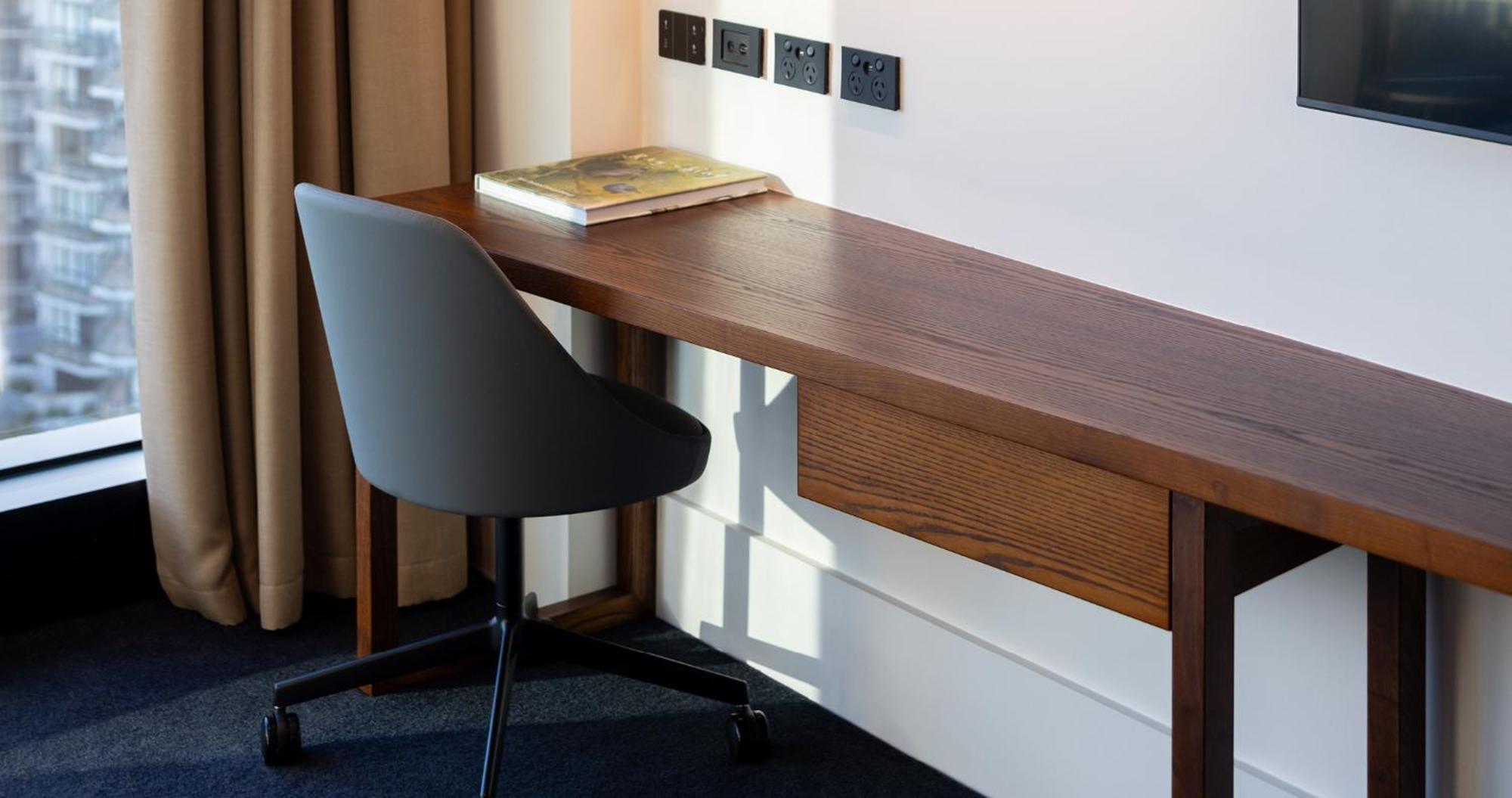 Horizon By Skycity Auckland Exterior photo A desk and chair
